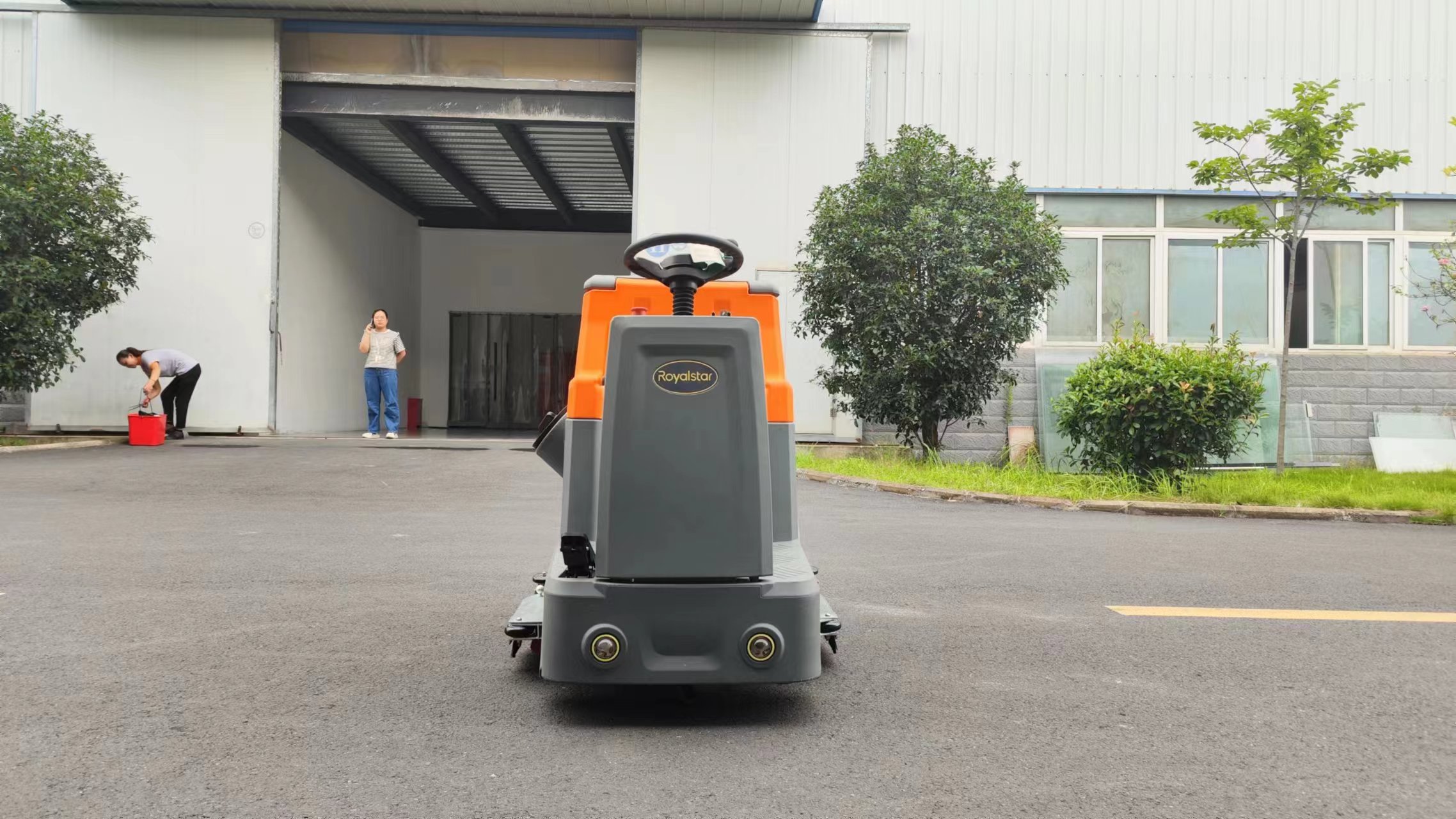 電動洗地機(jī)可以在停車場使用