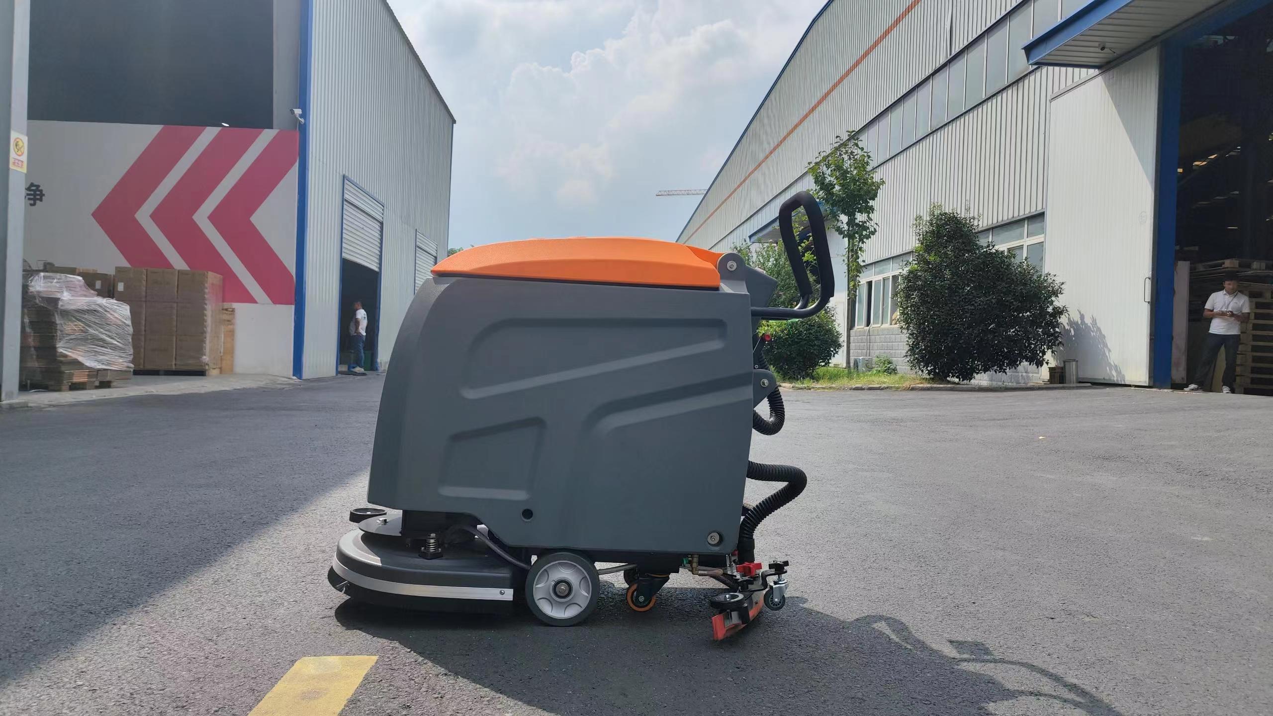 商場(chǎng)用大型駕駛式洗地機(jī)