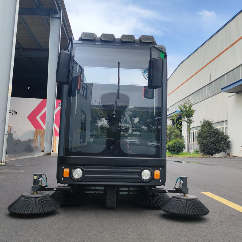 物業(yè)使用榮事達(dá)駕駛式掃地機(jī)來清潔衛(wèi)生.jpg
